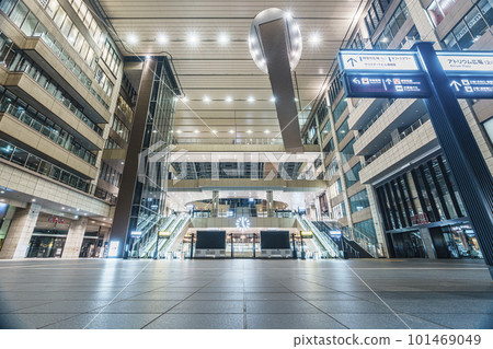 Atrium Square on the 2nd floor of Central North Exit of Osaka Station in the early morning when no one is there 101469049