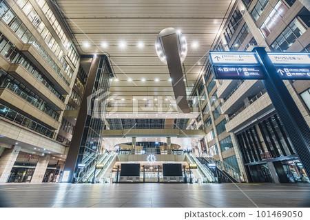 清晨空無一人的大阪站中央北口二樓中庭廣場 101469050
