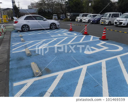 Wheelchair-accessible parking lot 101469339