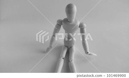 擺姿勢娃娃的單色庫存照片 擺姿勢娃娃的單色庫存照片 101469900