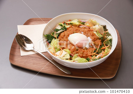 木盤上有很多配料的咖哩飯 木盤上有很多配料的咖哩飯 101470410