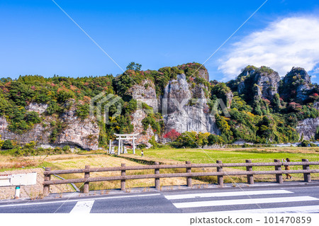 在藍天中閃耀的壯麗矢馬溪(全景)(秋天的紅葉風景和鳥居門)``大分縣中津市本矢馬溪町'' 在藍天中閃耀的壯麗矢馬溪(全景)(秋天的紅葉風景和鳥居門)``大分縣中津市本矢馬溪町'' 101470859