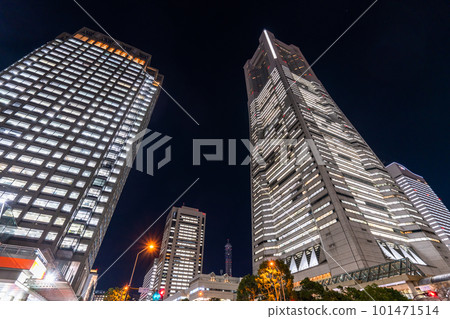 《神奈川縣》橫濱港未來寫字樓所有建築物照明夜景 101471514