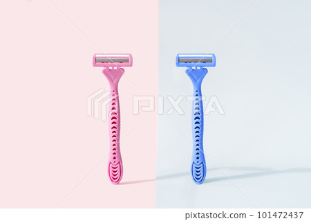 Razors with gender colors against pink and blue background 101472437