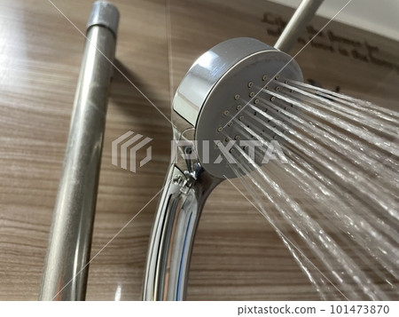 Shower with strong hot water 101473870