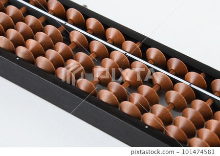 白色背景上的算盤 101474581