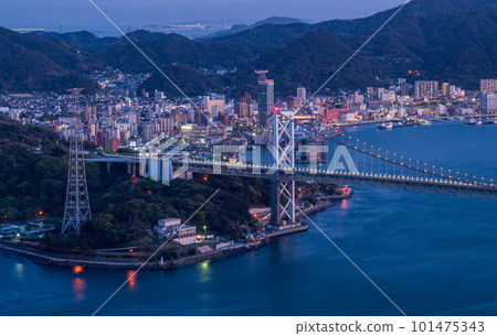 門司和下關上的關門大橋和關門海峽的夜景 101475343