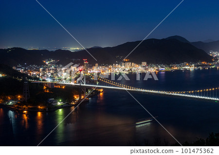 門司和下關上的關門大橋和關門海峽的夜景 101475362