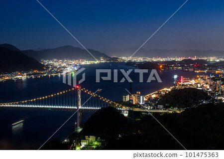 門司和下關上的關門大橋和關門海峽的夜景 101475363
