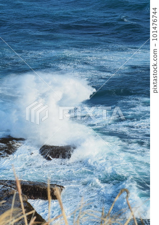 waves crashing violently waves crashing violently 101476744