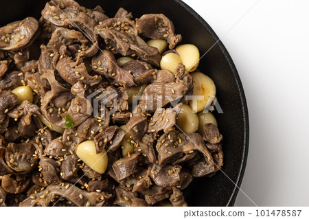 Stir-fried chicken gizzards and garlic on a white background 101478587