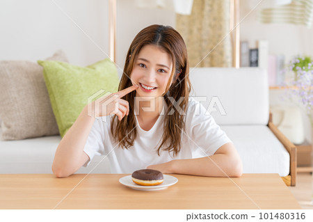 甜甜圈和年輕女人 甜甜圈和年輕女人 101480316
