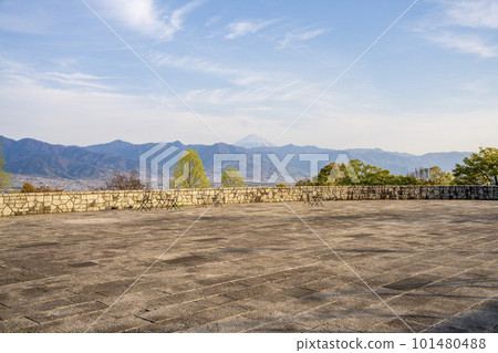 The view of spring in full bloom from the terrace of Fuefukigawa Fruit Park 101480488