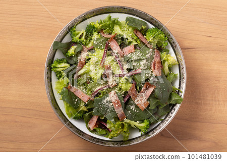 Red Stem Spinach and Bacon Salad 101481039