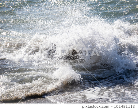 強風海浪飛濺。 101481118