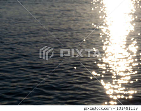 球散景照片。美麗的大海，映照著清晨的陽光，閃閃發光。 101481119