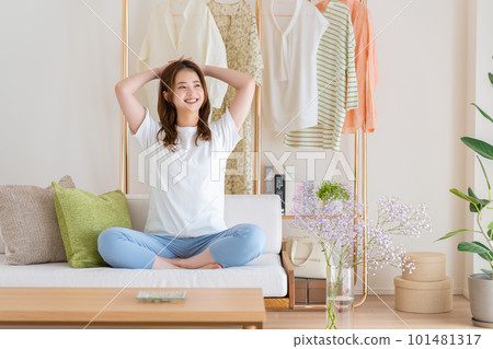 年輕女子在客廳放鬆 101481317