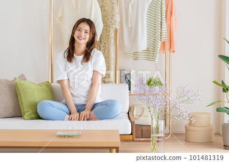 年輕女子在客廳放鬆 101481319