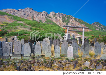 從禦嶽山八合目金剛堂看劍峰的秋日天空 101481973