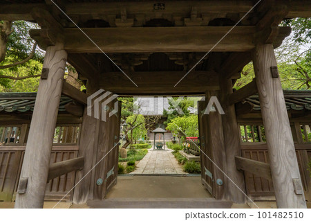 Main hall seen from the temple gate Main hall seen from the temple gate 101482510