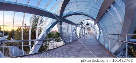 Panoramic view of the pedestrian Bridge of Arganzuela in the Madrid Rio Park, Spain 101482708