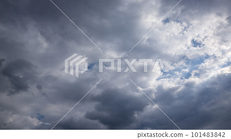 當您穿過雲層之間的空間時,另一邊是藍天 當您穿過雲層之間的空間時,另一邊是藍天 101483842