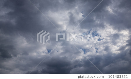 當您穿過雲層之間的空間時,另一邊是藍天 當您穿過雲層之間的空間時,另一邊是藍天 101483851