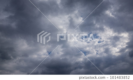當您穿過雲層之間的空間時,另一邊是藍天 當您穿過雲層之間的空間時,另一邊是藍天 101483852