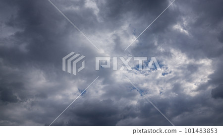 當您穿過雲層之間的空間時,另一邊是藍天 當您穿過雲層之間的空間時,另一邊是藍天 101483853