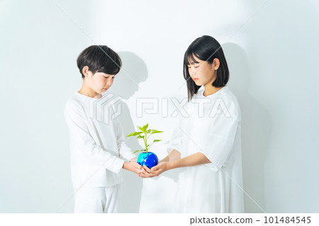 Children holding flower pots with the earth drawn Environmental protection image Children holding flower pots with the earth drawn Environmental protection image 101484545