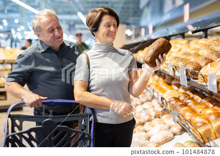 couple chooses bread in store 101484878