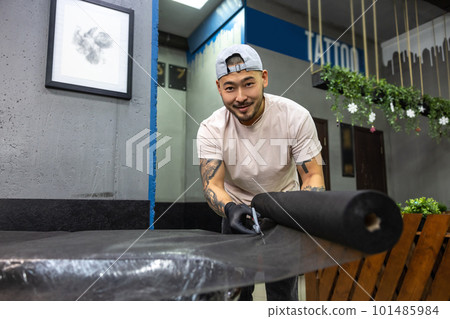 Tattoo master rolling tatto film 101485984