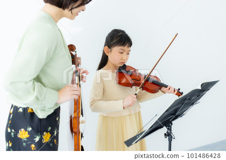 A child playing the violin 101486428