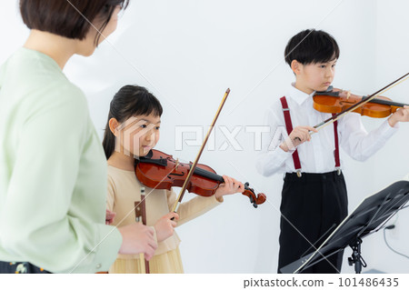 A child playing the violin 101486435