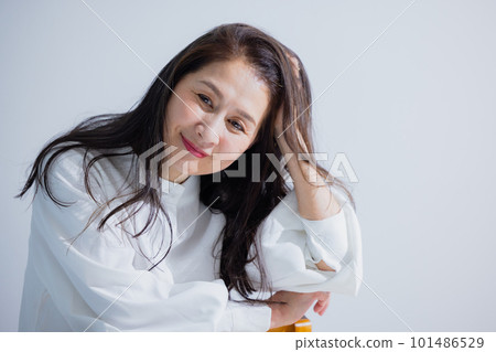 A middle-aged woman who brushes her hair A middle-aged woman who brushes her hair 101486529
