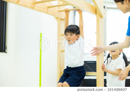 正在午睡的孩子 101486607