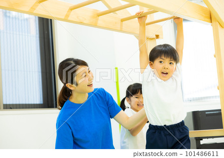 正在午睡的孩子 101486611