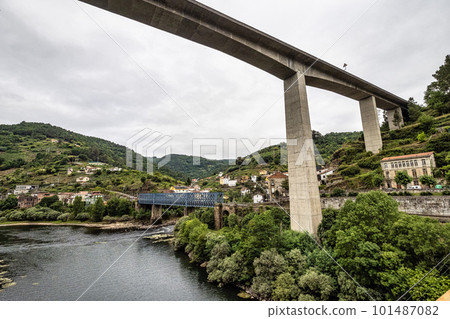 Viaduct near the village of Os Peares, Ourense, Galicia in Spain, where the Sil and Mino rivers converge. 101487082