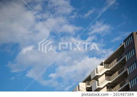 Urban apartments shining in the blue sky of late autumn 101487384
