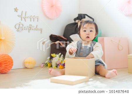 寶寶打開禮盒 1 歲生日 1 歲生日 101487648