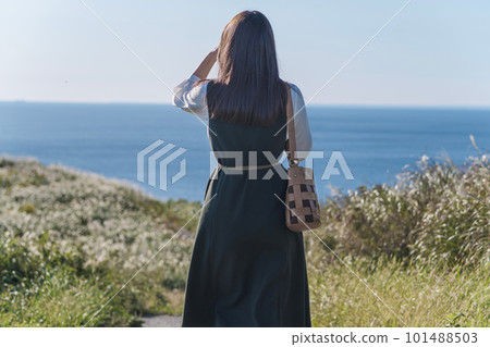 從海角看海的女人(靜岡縣伊豆市相愛岬) 從海角看海的女人(靜岡縣伊豆市相愛岬) 101488503