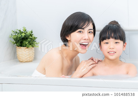 Parent and child taking a bath (mother and child) Parent and child taking a bath (mother and child) 101488538