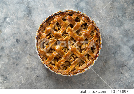 Whole apple pie, in white ceramic baking pan, top view 101488971