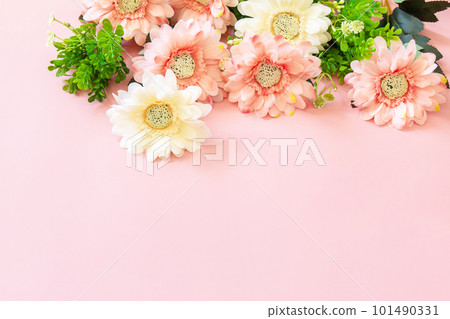 Mother's day or birthday greeting card concept. Festive flower arrangement on a pastel pink background. Copy space. 101490331