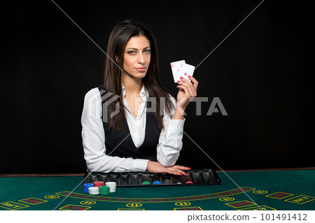 The beautiful girl, dealer, behind a table for poker 101491412