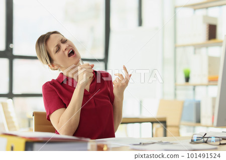 Emotional woman counts on fingers days left until vacation 101491524