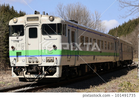 Kiha 40 series JR Hokkaido color + Kiha 150 series Furano line color running on the Sekihoku main line Kiha 40 series JR Hokkaido color + Kiha 150 series Furano line color running on the Sekihoku main line 101491735