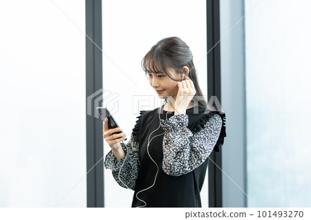 聽到在智能手機的音樂的一個少婦 聽到在智能手機的音樂的一個少婦 101493270