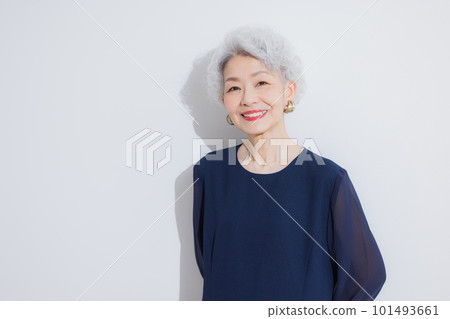 A woman with gray hair 101493661