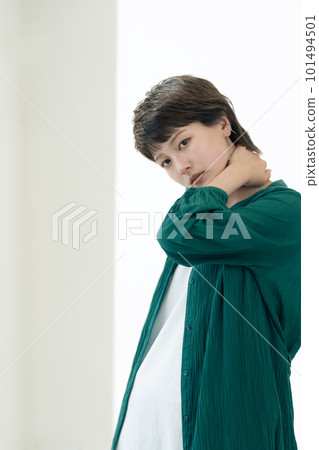 站立在窗口的一個少婦 101494501